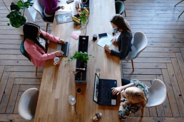 συνεργασία ατόμων εργασιακού περιβάλλοντος στην κατασκευή ιστοσελίδων